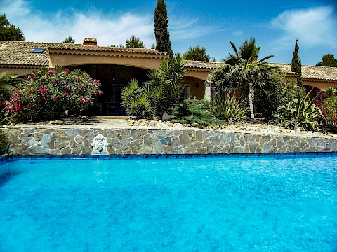 Villa Santa Fe, piscine et vue façade